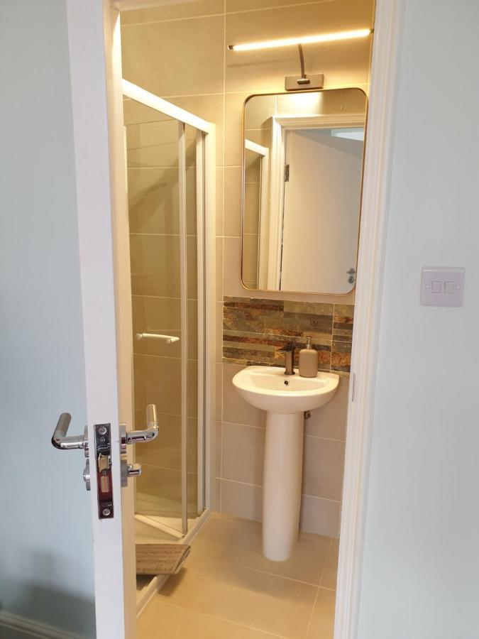 Beautiful Double En-Suite Room, Separate Entrance, Ilford, Central Line Gants Hill, Free Parking מראה חיצוני תמונה
