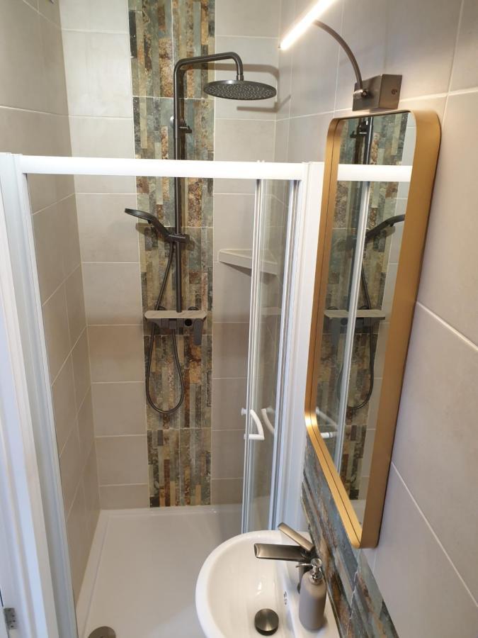 Beautiful Double En-Suite Room, Separate Entrance, Ilford, Central Line Gants Hill, Free Parking מראה חיצוני תמונה