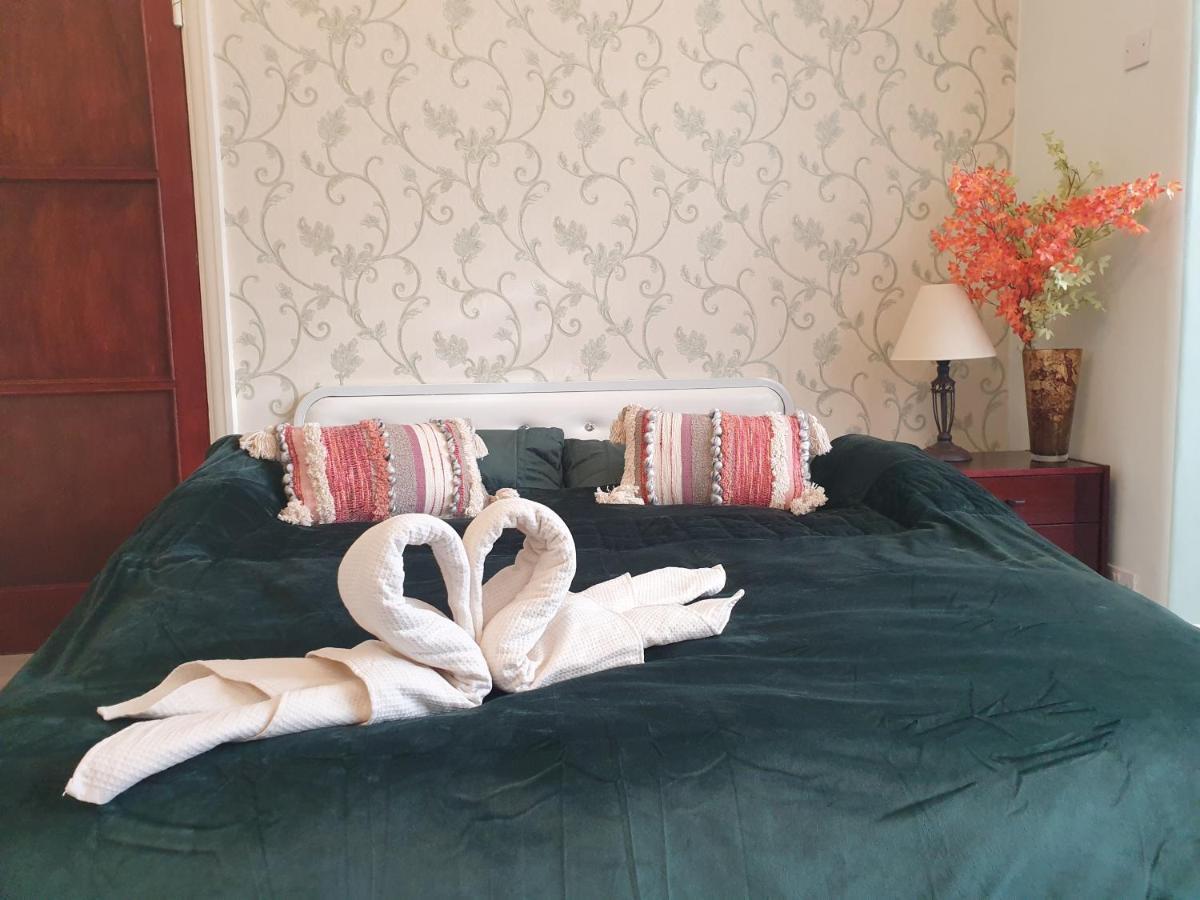 Beautiful Double En-Suite Room, Separate Entrance, Ilford, Central Line Gants Hill, Free Parking מראה חיצוני תמונה