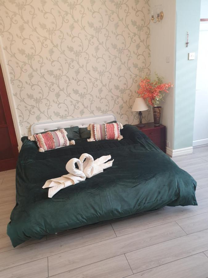 Beautiful Double En-Suite Room, Separate Entrance, Ilford, Central Line Gants Hill, Free Parking מראה חיצוני תמונה