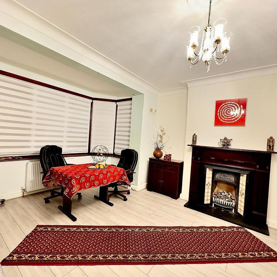 Beautiful Double En-Suite Room, Separate Entrance, Ilford, Central Line Gants Hill, Free Parking מראה חיצוני תמונה