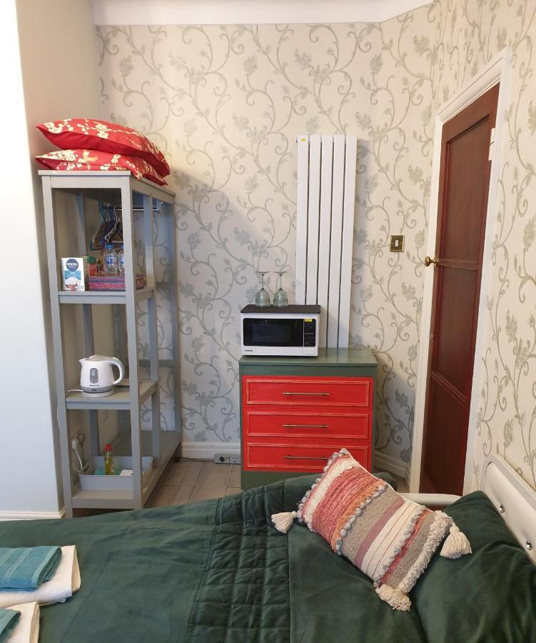 Beautiful Double En-Suite Room, Separate Entrance, Ilford, Central Line Gants Hill, Free Parking מראה חיצוני תמונה